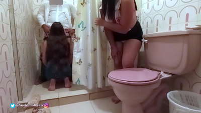 ఆసుపత్రి బాత్రూమ్లో రోగిని ఫకింగ్ చేస్తున్న డాక్టర్ను నర్స్ కనుగొన్నారు / పార్ట్ 1 / నికోల్లోండ్రావర్ / చిక్వికాండీ