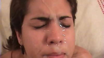 అందమైన లాటిన్ నల్లటి జుట్టు గల స్త్రీకి కఠినమైన సెక్స్ ఉంది